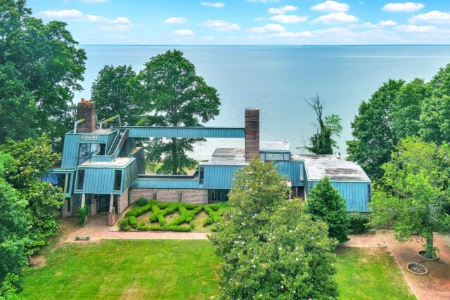 TODAY'S ✨SPOTLIGHT LISTING
Exceptional Waterfront Estate designed by the renowned and famous architect Paul Rudolph. Despite its need for renovation this property spans 139 acres, offering unparalleled privacy and breathtaking natural beauty. If you like unique and diy, this is the one! 

📍 6520 Swan Creek Rd
🔑 Carrie Wilburn 
📸 Randy with REX Squad
🖥 realestateexposures.com

#RealEstateExposures #fastturnaraound #realestatephotographer #realestate #premiumquality #uniquehome #paulrudolphhouse