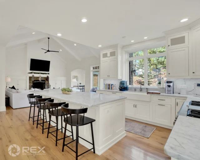 🔥 Timeless white kitchen
📷 Eric

#whitekitchencabinets #kitchengoals #kitchenideas #realestatephotography #openfloor