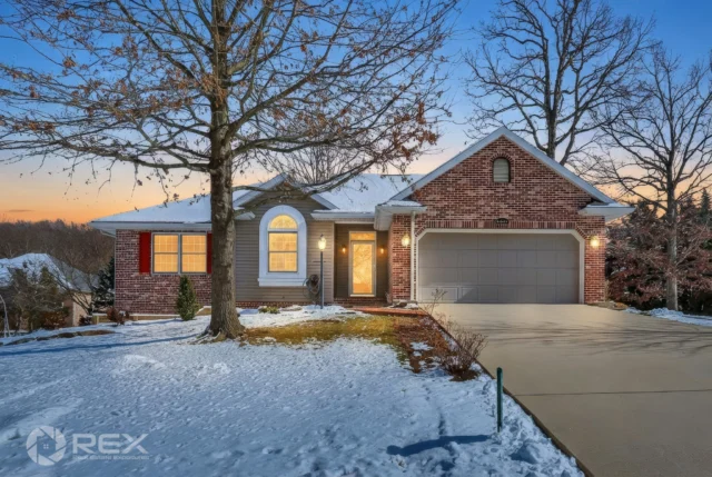 📍 6967 Fairway Oaks
🔑 Honor Zimmerman
📸 Sue with REX Squad
🖥 realestateexposures.com

This beautifully updated 4-bedroom, 3-bath ranch home offers approximately 1,921 finished square feet of thoughtfully designed living space.  The main level features soaring vaulted ceilings, a cozy gas fireplace, skylights, abundant natural light, and brand-new flooring throughout. The open-concept layout flows seamlessly between the living room, formal dining area, and kitchen—ideal for everyday living and entertaining. 

#Undercontract #RealEstatePhotography #DreamHome #HomeForSale