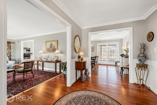 Pending! ✨

This beautifully maintained 4-level split offers over 3,100 sq ft, featuring 5 spacious bedrooms and 3 full baths—blending classic charm with modern comfort. 🏡

📍 2211 Old Bosley Rd
🔑 Debbie Sweeney
📸 Randy  with REX Squad
🖥 realestateexposures.com

#Pending #HomeForSale #SplitLevel #SpaciousLiving #DreamHome #RealEstatePhotography