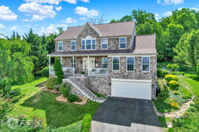 🏡 Welcome home! This beautifully maintained colonial offers an abundance of space in a gorgeous rural neighborhood while only minutes from the convenience of Waynesboro shopping and restaurants. The Appalachian Trail and Pen Mar Park are just a hike away! 

📍 14114 Red Victoria Ct
🔑  Megan Harnish
📸 Jerry with REX Squad
🖥 realestateexposures.com

#WaynesboroPA #ColonialHome #CountryLiving #DreamHome #HomeHighlights #OutdoorLifestyle #RealEstatePhotography #AppalachianTrail