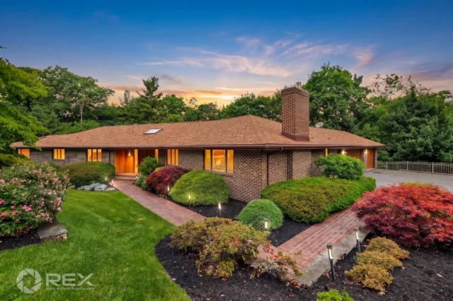 ✨ York, PA | Strathcona Hills ✨

Located in the desirable Strathcona Hills community within York Suburban Schools, this spectacular home is designed for gracious living and effortless entertaining. Filled with natural light, it features gleaming hardwood floors, a beautifully renovated gourmet kitchen, and an open floor plan that feels bright, spacious, and inviting. 🏡

📍 167 N Strathcona Dr
🔑  Donna Troupe
📸  Eric with REX Squad
🖥 realestateexposures.com

#YorkPA #StrathconaHills #YorkSuburban #GourmetKitchen #OpenConceptLiving #DreamHome #RealEstatePhotography #LuxuryLiving