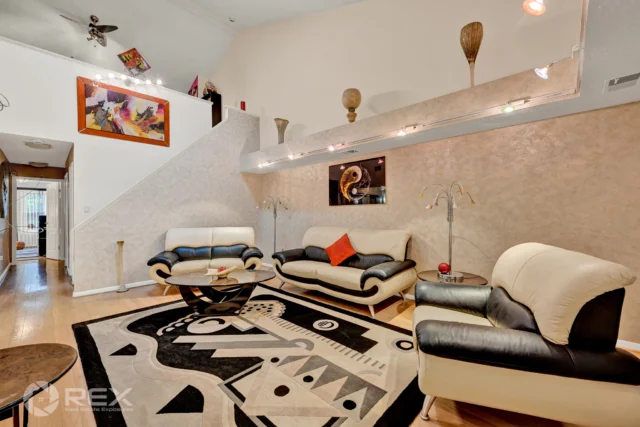 ✨ Charming one-level living! This 2-bedroom, 2-bath condo features a versatile loft perfect for a home office, guest space, or bonus room. Enjoy a spacious primary suite, functional kitchen, inviting living areas, and a private deck—ready for your personal touch! 🏡

📍 3C Pipe Hill Court
🔑  Gene Drubetskoy
📸 Randy with REX Squad
🖥 realestateexposures.com

#CondoLiving #OneLevelLiving #HomeOffice #PrimarySuite #PrivateDeck #DreamHome #RealEstatePhotography #HomeForSale #80snostalgia